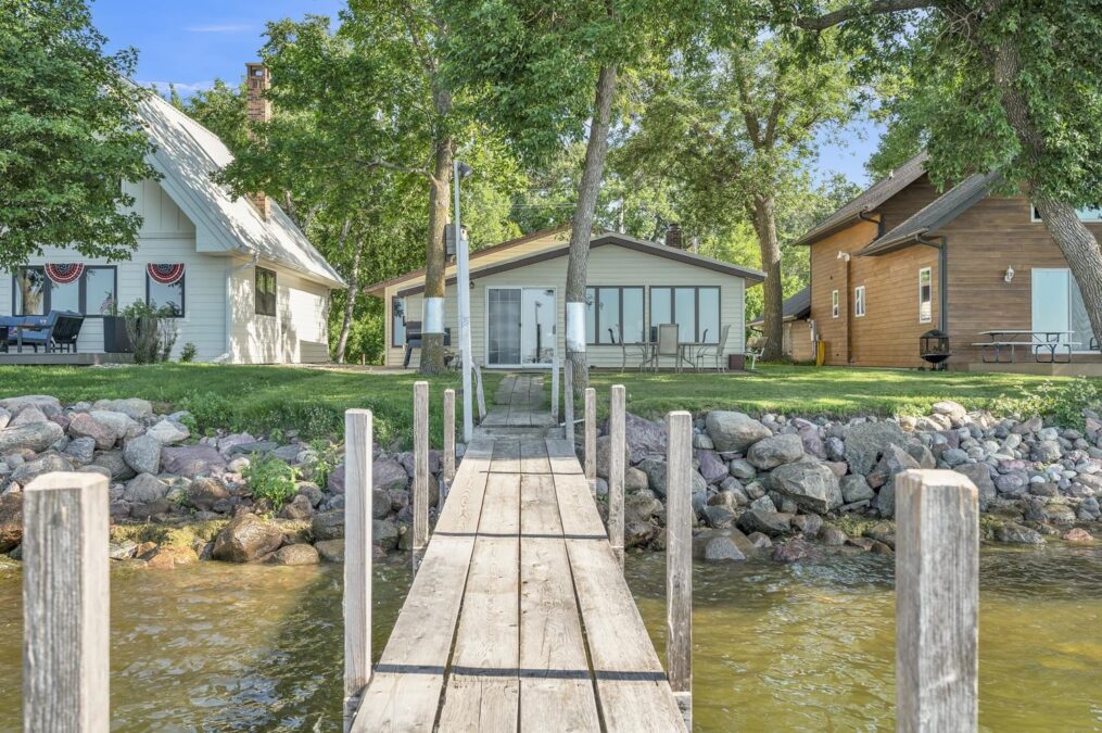 lakes in iowa with houses